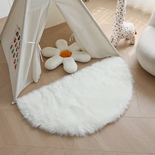 Achiiso rutschfester plüsch teppich halbkreis flauschig für wohnzimmer schlafzimmer kinderzimmer, weiß 30 x 60 cm