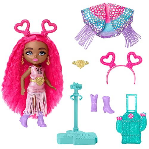 Entdecke die Barbie Extra Fly Reisepuppe: Mit trendigem Wüstenoutfit, glitzerndem Cape und Kaktus-Koffer für kreativen Spielspaß! Ideal für Kinder ab 3 Jahren.