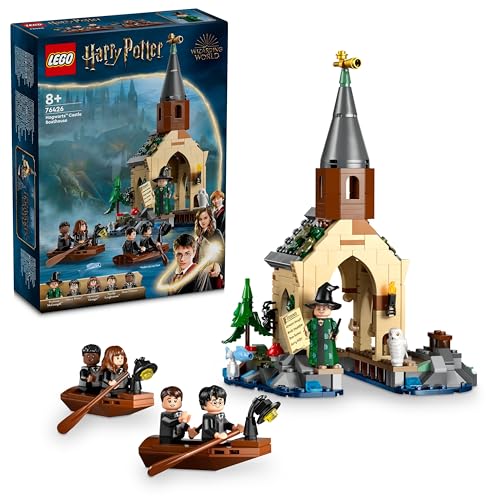 Entdecke das LEGO Harry Potter Bootshaus von Schloss Hogwarts! Mit 2 baubaren Booten und 5 Figuren bietet es kreativen Spielspaß für Kinder ab 8 Jahren.